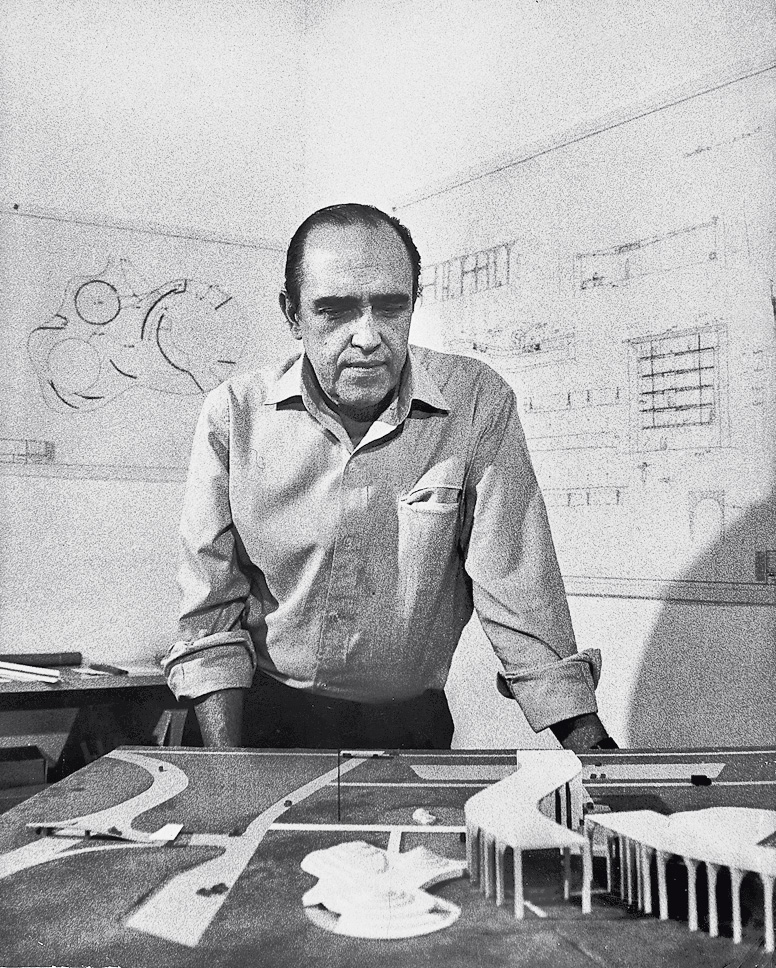Oscar Niemeyer in Mondadori’s old Milan headquarters on via Bianca di Savoia with a model of the building from the first version of the project in 1969.