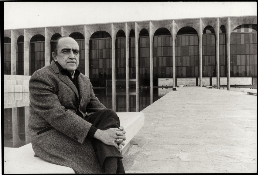 Oscar Niemeyer in front of Palazzo Mondadori
