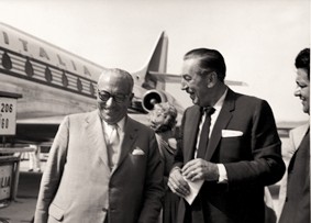 1961 – Arnoldo Mondadori meets the famous Mickey Mouse creator Walt Disney at Milan’s Linate airport.