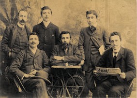 Arnoldo Mondadori (second from the right) among the journalists of the newspaper Luce!, Ostiglia, 1907