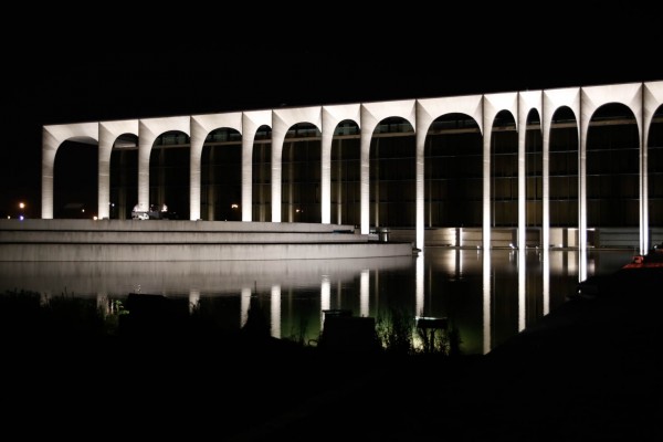 La nuova illuminazione di palazzo Niemeyer per i 110 anni della Mondadori