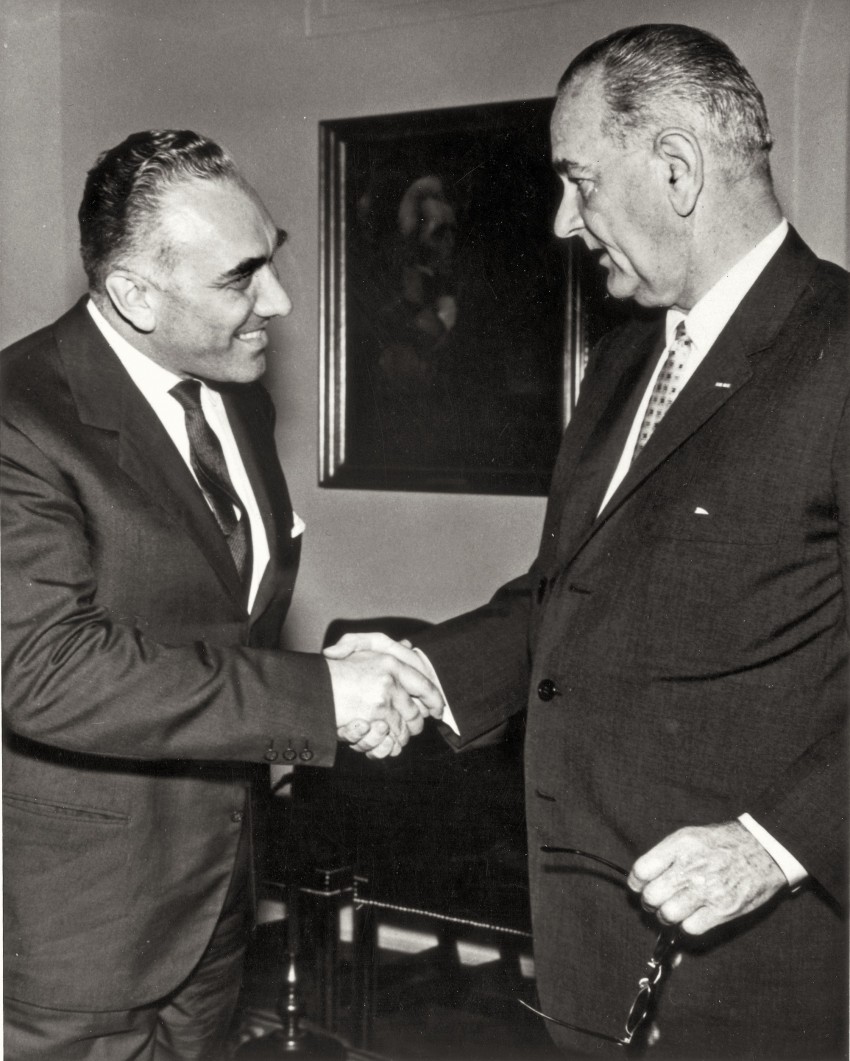 Giorgio Mondadori incontra Lyndon Johnson, Presidente degli Stati Uniti d'America - Immagine concessa con licenza CC BY-SA 4.0