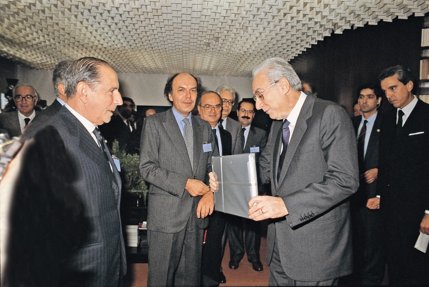 Leonardo Mondadori incontra il Presidente della Repubblica Francesco Cossiga - Immagine concessa con licenza CC BY-SA 4.0
