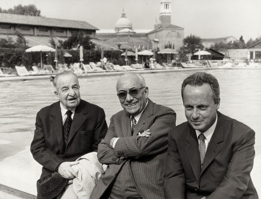 Arnoldo Mondadori con gli scrittori Giorgio Bassani e Aldo Palazzeschi. - Immagine concessa con licenza CC BY-SA 4.0
